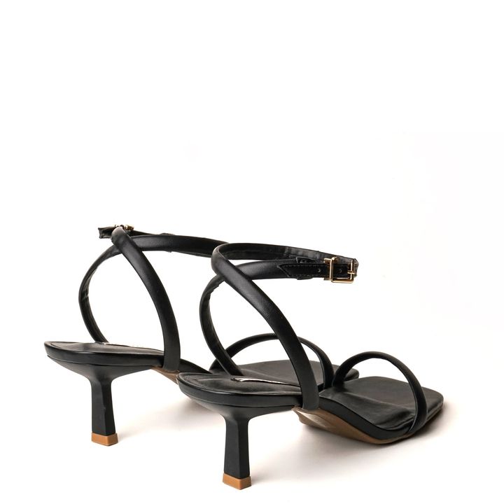 Sandalia-Preta-Salto-Baixo-com-Fivela-Ouro-9060-47_1