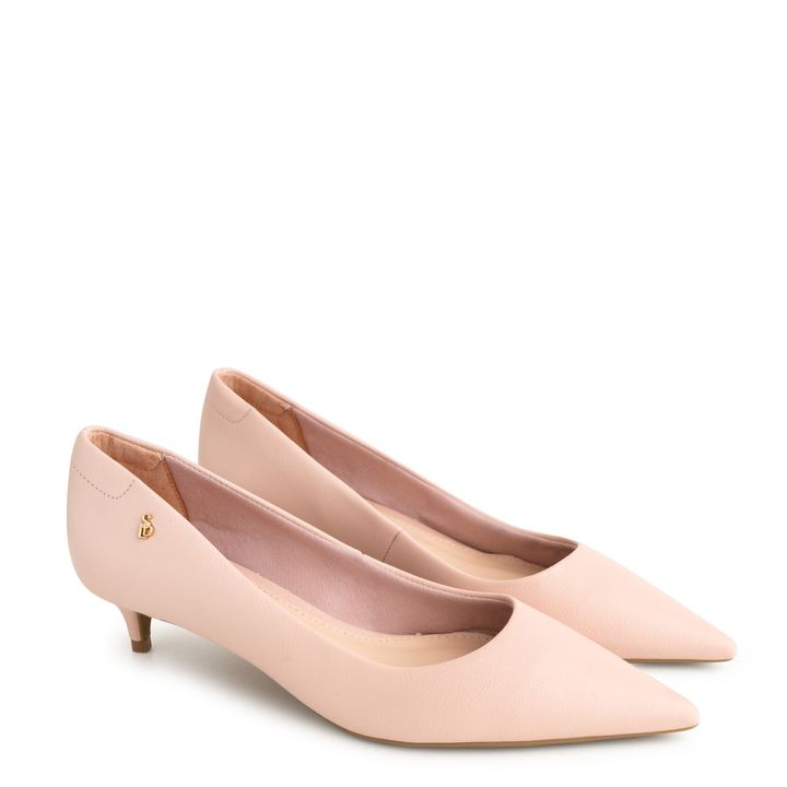 Scarpin-Nude-Baby-Salto-Baixo-com-Logo-SDL-Ouro