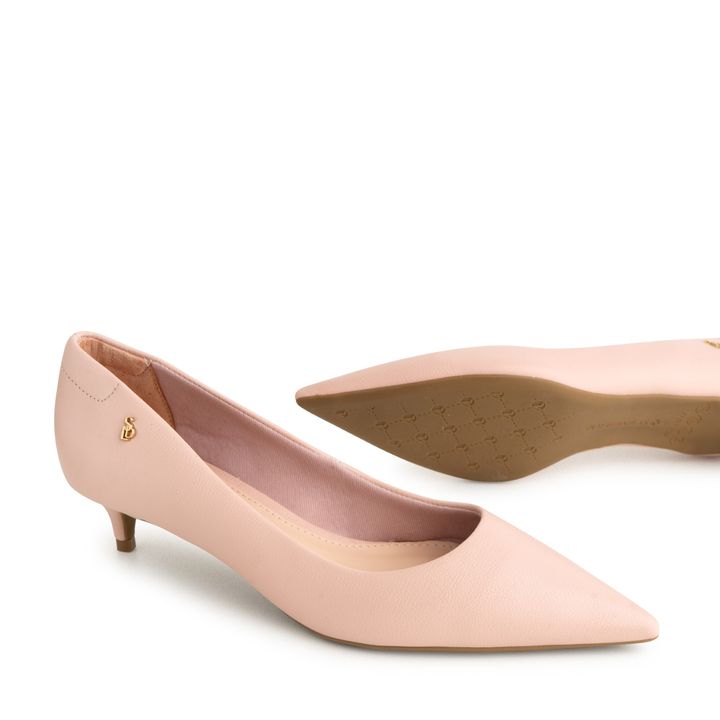 Scarpin-Nude-Baby-Salto-Baixo-com-Logo-SDL-Ouro