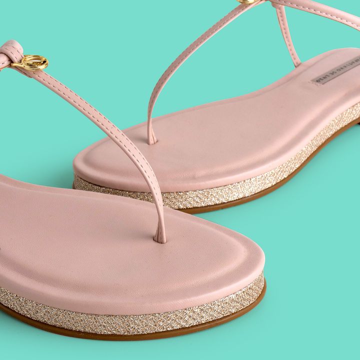 950.29_3-Rasteira-Sandalia-Nude-Baby-com-enfeite-Ouro-e-Malha-Cobre
