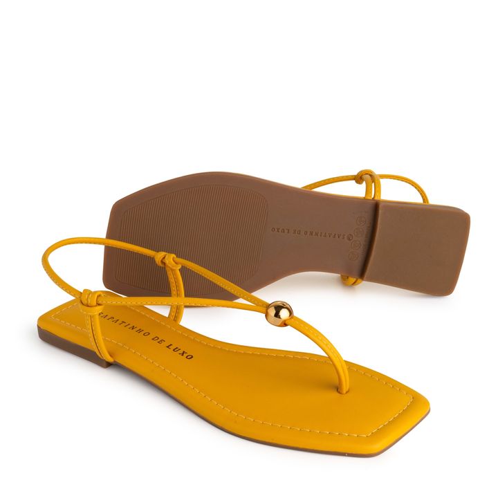 1380.226_3-Rasteira-Sandalia-Mostarda-com-Enfeite-Ouro