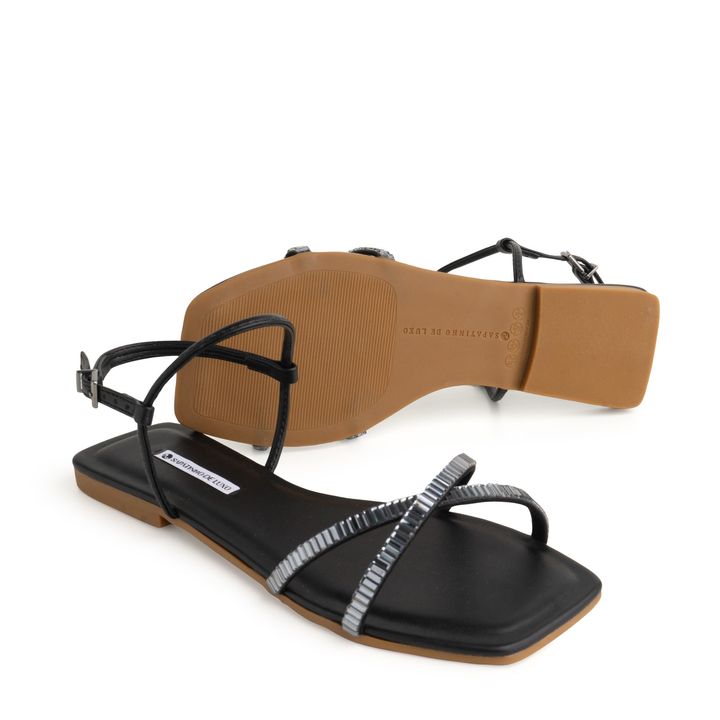55864-1-rasteira-sandalia-preta-enfeite-prata