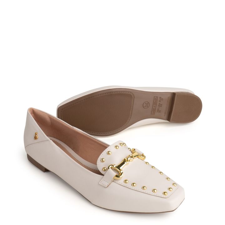58062-1-loafer-mocassim-off-white-enfeite-ouro