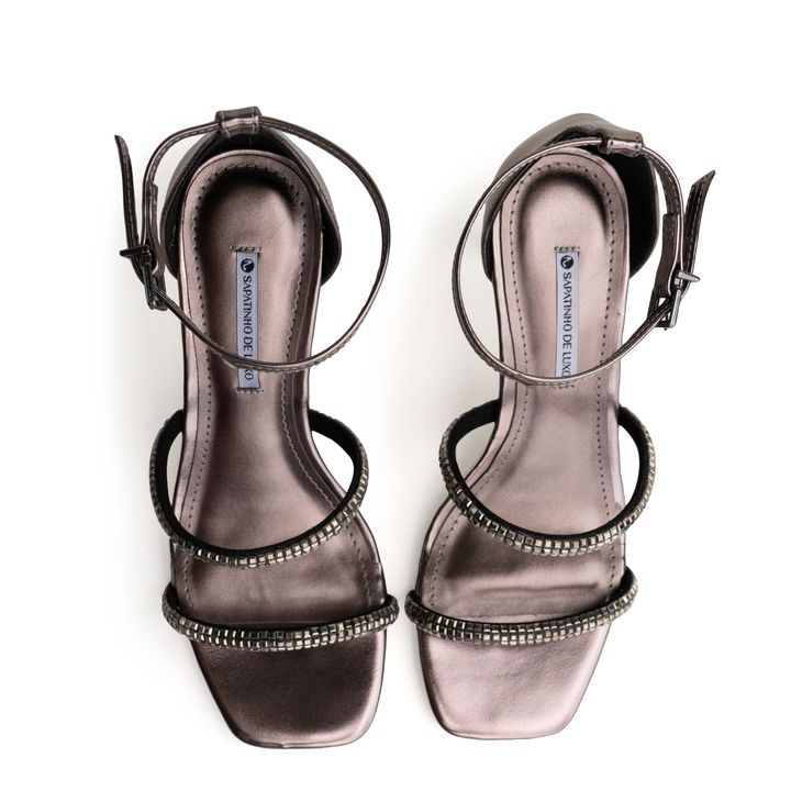 57615-4-sandalia-metalizada-pewter-salto-fino-alto-enfeite-b