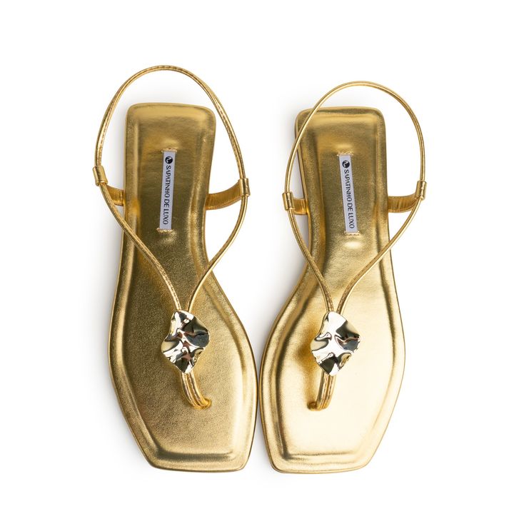 57365-4-rasteira-sandalia-metalizada-ouro-enfeite-cristal