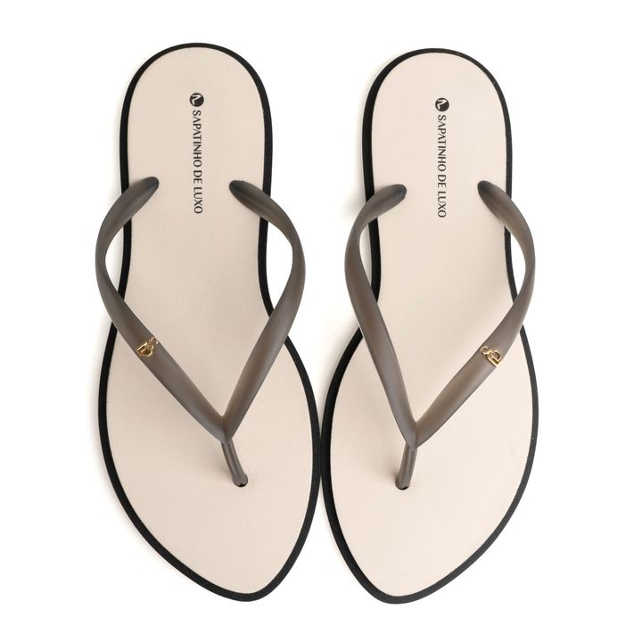 1000200.01_2-Rasteira-Pop-Off-white-com-Preto-Bico-Folha