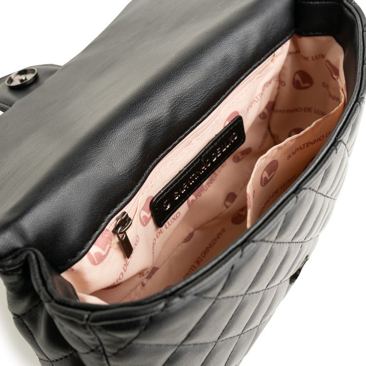 SALICA_1-Bolsa-Tiracolo-Preto-com-Costura-Matelasse-e-Alca-Corrente-3.jpg