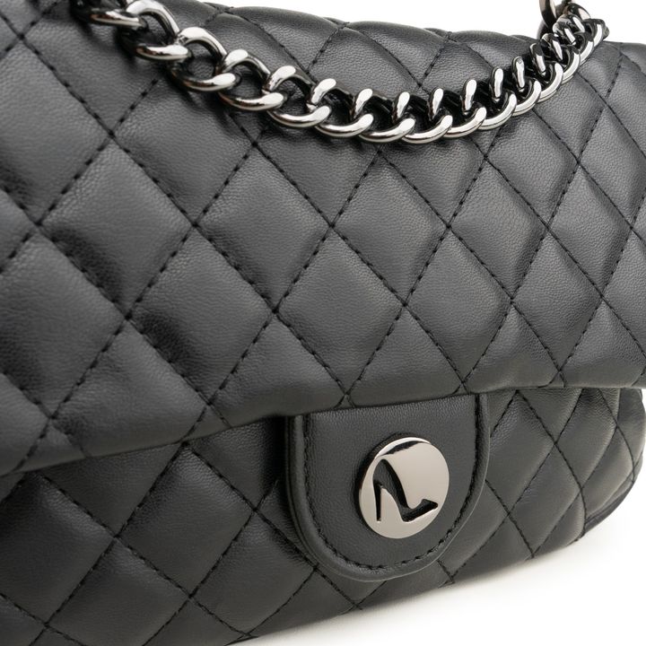 SALICA_1-Bolsa-Tiracolo-Preto-com-Costura-Matelasse-e-Alca-Corrente-4.jpg