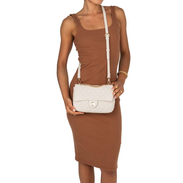 SALICA_3-Bolsa-Tiracolo-Nude-Manteiga-com-Costura-Matelasse-e-Alca-Corrente-5.jpg