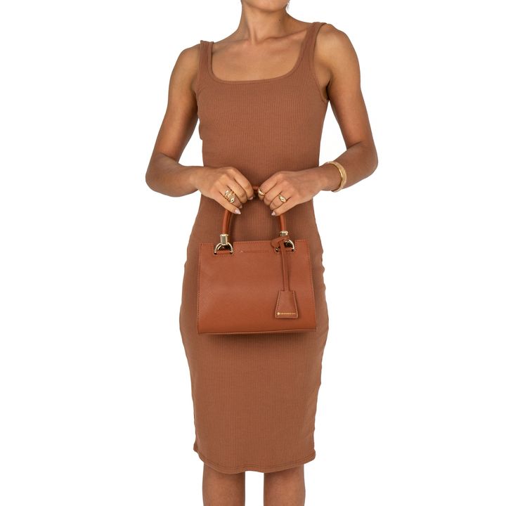 VERCELLI_2-Bolsa-Shoulder-Bag-Dulce-com-Alca-de-Mao-e-Metais-Ouro-6.jpg