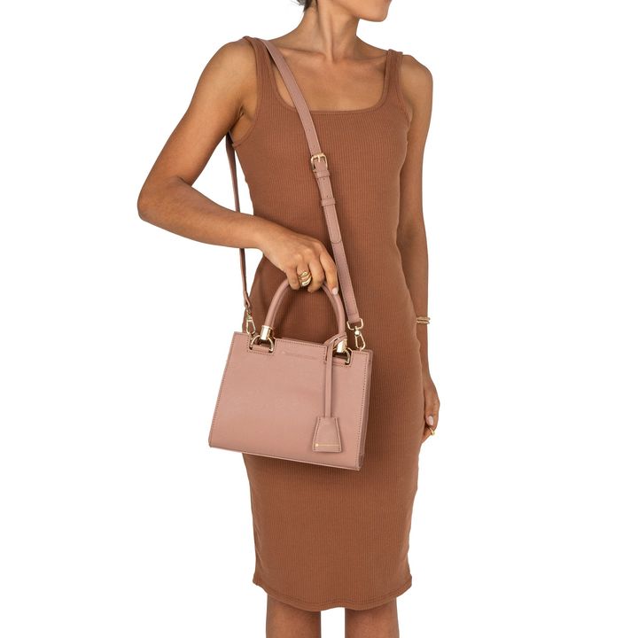 VERCELLI_3-Bolsa-Shoulder-Bag-Nude-Amendoa-com-Alca-de-Mao-e-Metais-Ouro-7.jpg