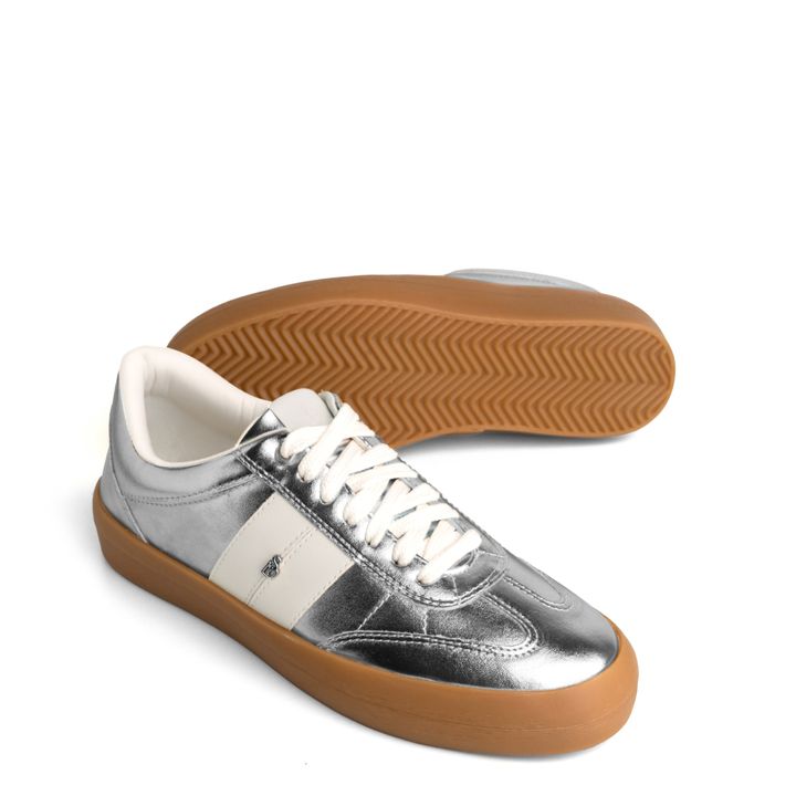 10800.02_2-Tenis-Metalizado-Prata-com-Tira-Lateral-Branco-1.jpg