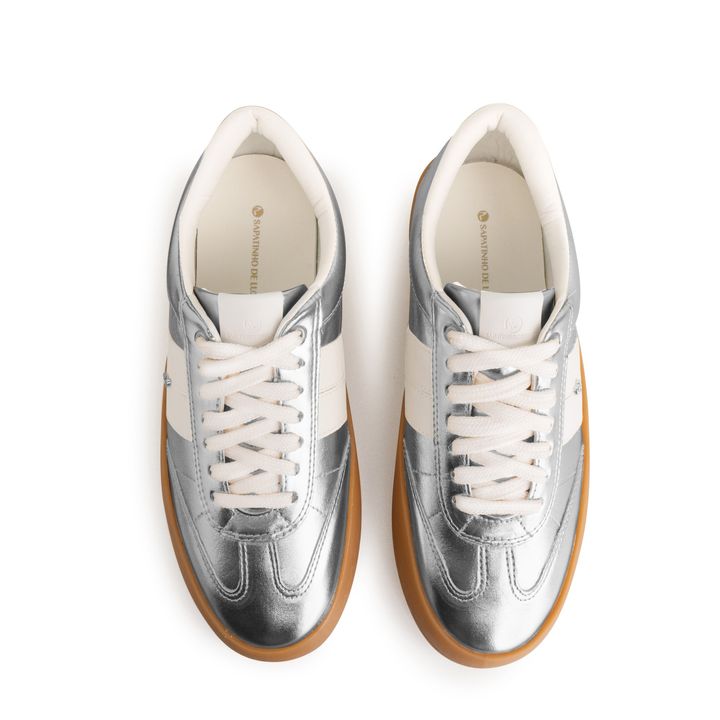 10800.02_2-Tenis-Metalizado-Prata-com-Tira-Lateral-Branco-4.jpg