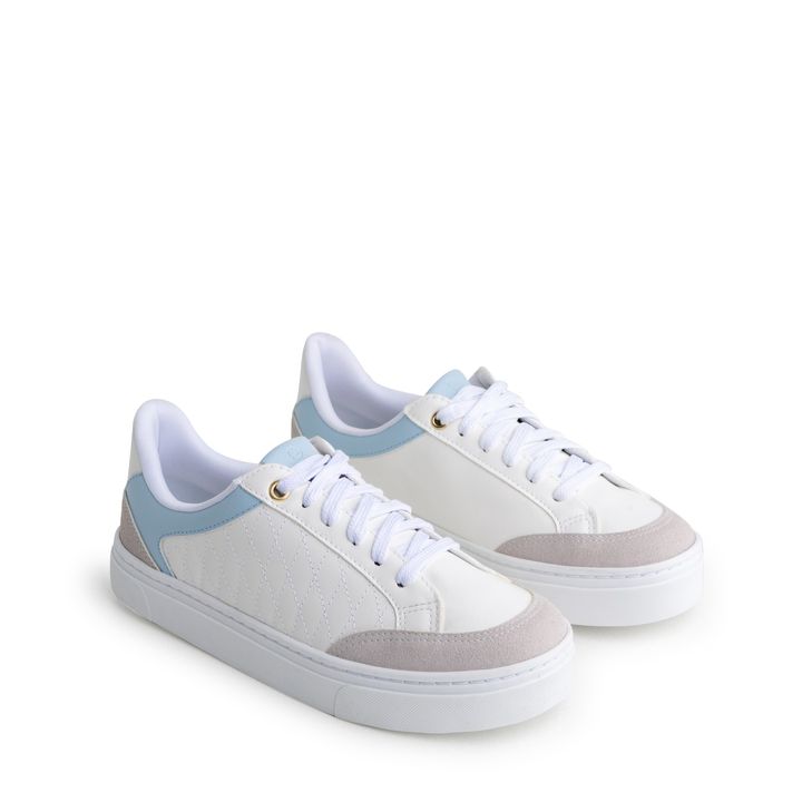 100060.07_2-Tenis-Flat-Branco-Gelo-Light-Blue-Ouro-com-costura-matelasse-0.jpg