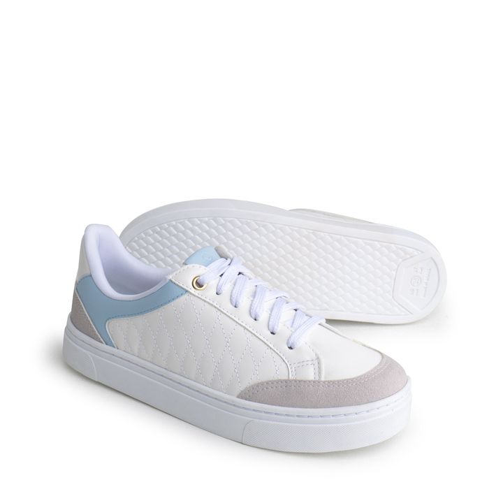100060.07_2-Tenis-Flat-Branco-Gelo-Light-Blue-Ouro-com-costura-matelasse-1.jpg