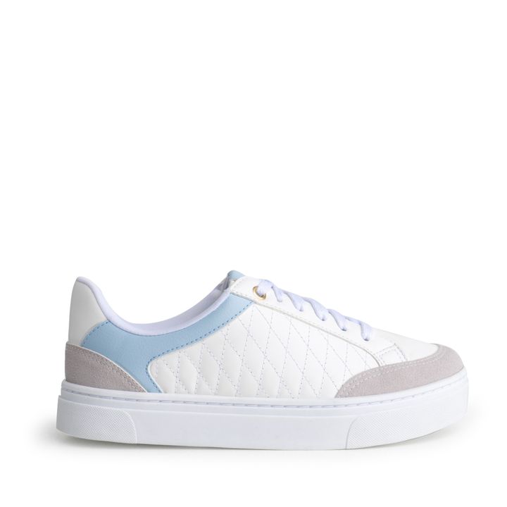 100060.07_2-Tenis-Flat-Branco-Gelo-Light-Blue-Ouro-com-costura-matelasse-2.jpg