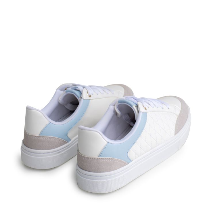 100060.07_2-Tenis-Flat-Branco-Gelo-Light-Blue-Ouro-com-costura-matelasse-3.jpg