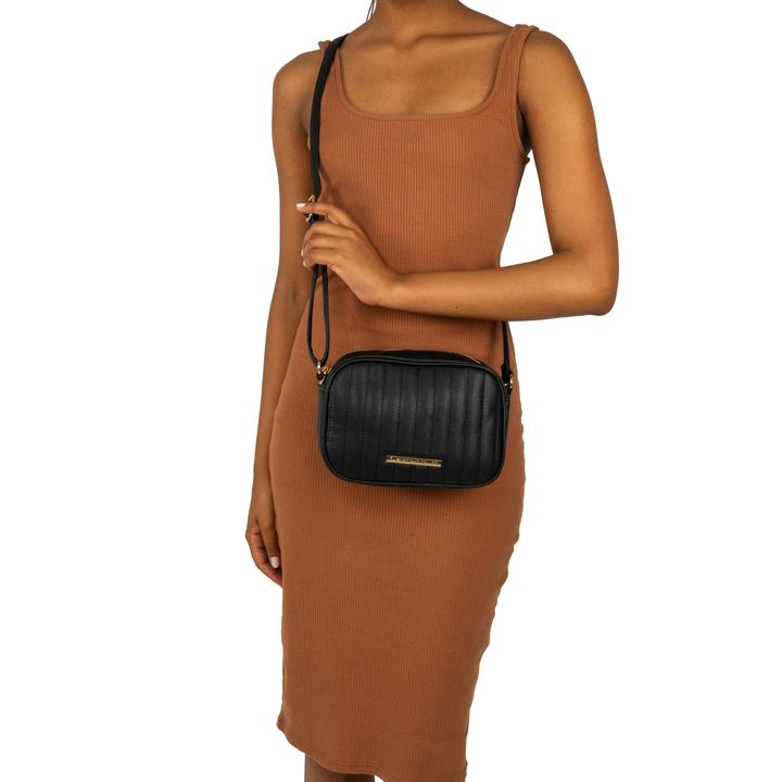 ARICCIA_1-Bolsa-Tiracolo-Preto-com-Alca-de-Ombro-e-Metais-Dourados-5.jpg