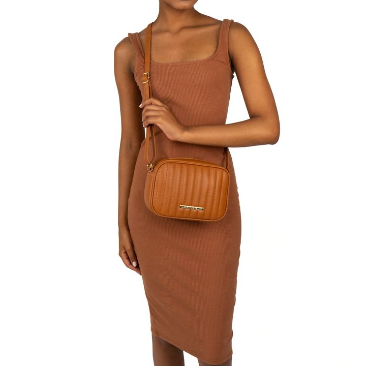 ARICCIA_2-Bolsa-Tiracolo-Nude-Mel-com-Alca-de-Ombro-e-Metais-Dourados-5.jpg