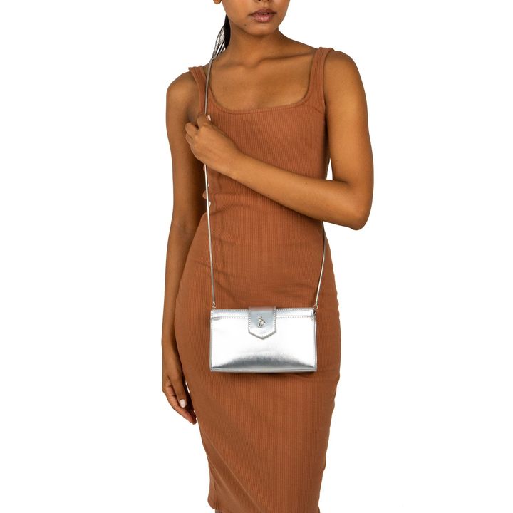 CHIERI_4-Bolsa-Clutch-Metalizado-Prata-com-Alca-Corrente-Transversal-e-Metais-Dourados-5.jpg