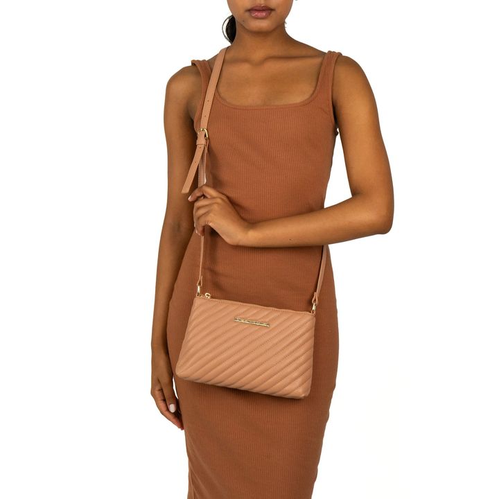 ERBA_2-Bolsa-Tiracolo-Nude-Amendoa-Alca-Ombro-e-Metais-Dourados-5.jpg