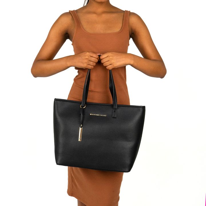 FABRIZIA_1-Bolsa-Shopping-Bag-Preto-com-Alca-de-Ombro-e-Metais-Dourados-5.jpg