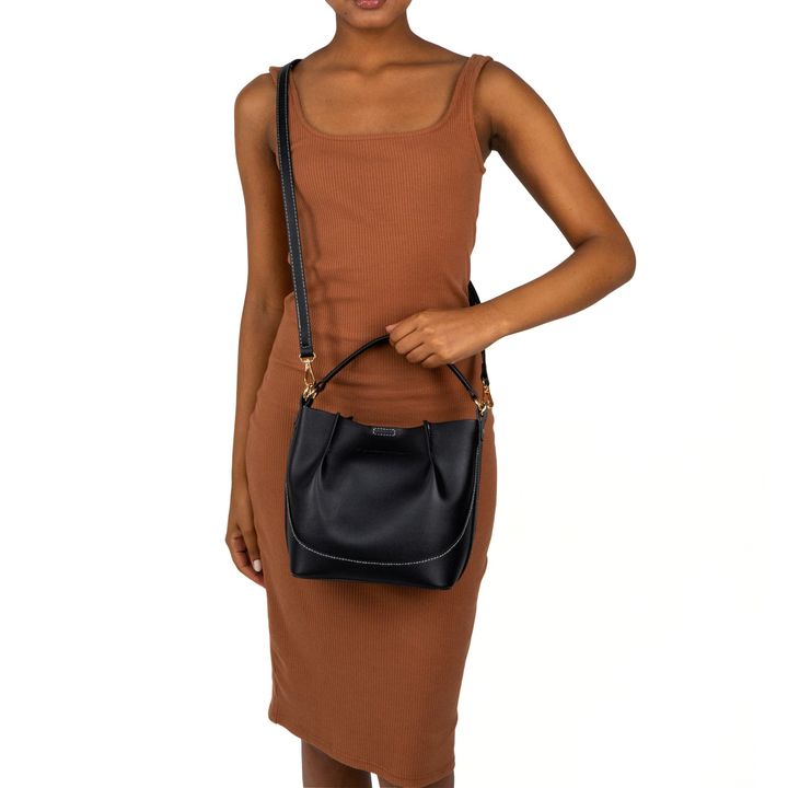 GARDA_1-Bolsa-Shoulder-Bag-Preto-com-Alca-de-Mao-e-Alca-Transversal-Metais-Dourados-5.jpg