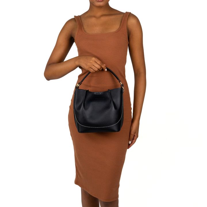 GARDA_1-Bolsa-Shoulder-Bag-Preto-com-Alca-de-Mao-e-Alca-Transversal-Metais-Dourados-6.jpg