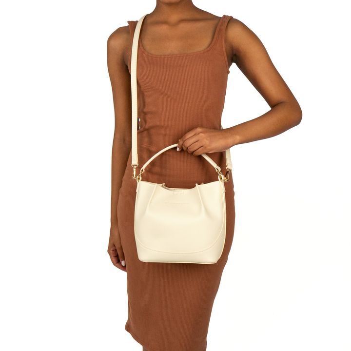 GARDA_3-Bolsa-Shoulder-Bag-Nude-Manteiga-com-Alca-de-Mao-e-Alca-Transversal-Metais-Dourados-5.jpg