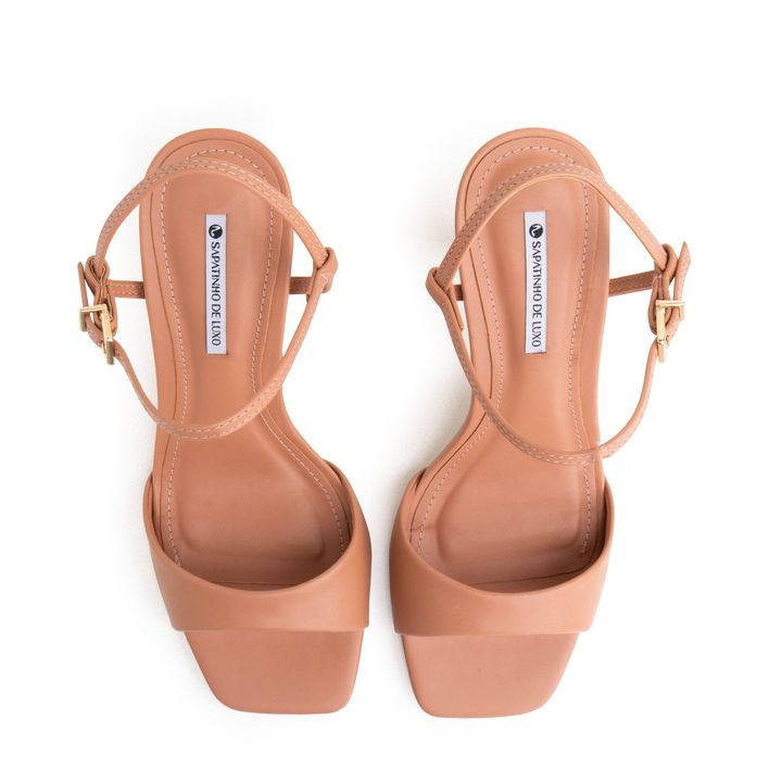 9570.04_2-Sandalia-Nude-Mocha-Salto-Alto-Fino-Triangular-e-Fivela-Ouro-4.jpg