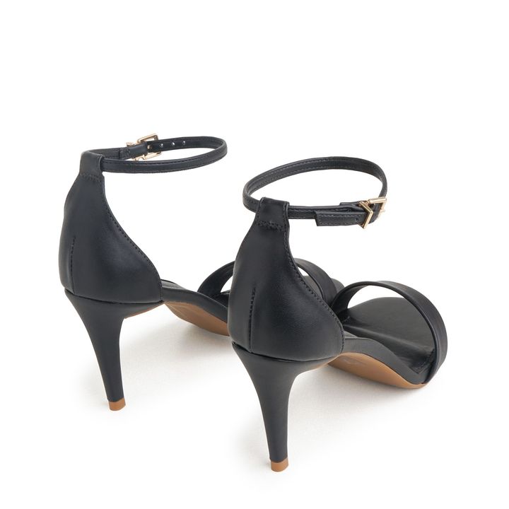 QUITERIA_1-Sandalia-Preto-Salto-Fino-com-Tira-Unica-e-Fivela-no-Tornozelo-3.jpg