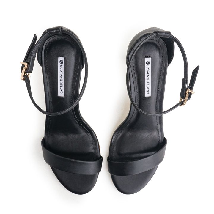 QUITERIA_1-Sandalia-Preto-Salto-Fino-com-Tira-Unica-e-Fivela-no-Tornozelo-4.jpg