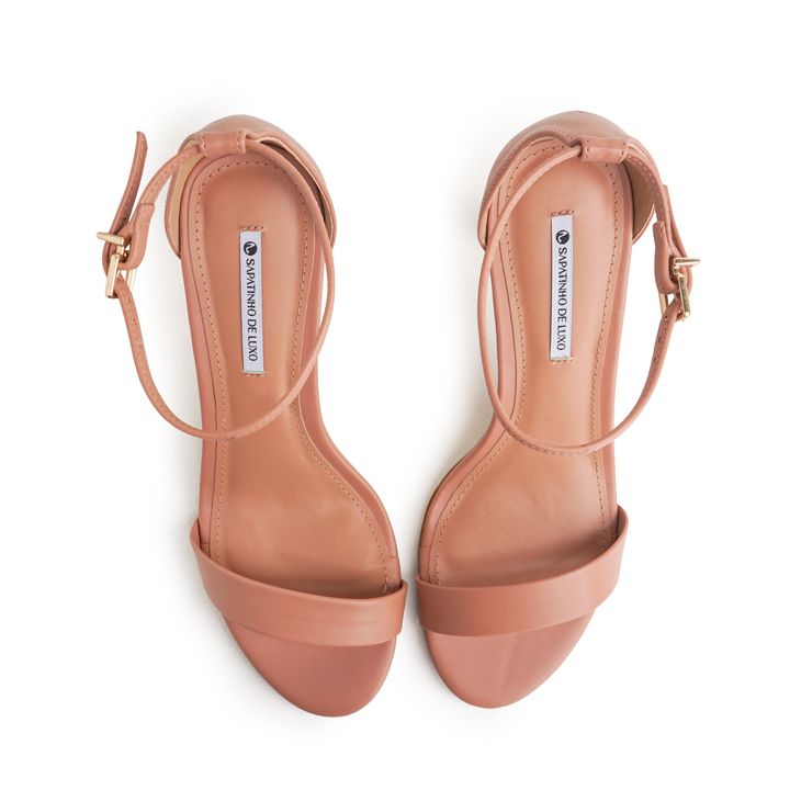 QUITERIA_3-Sandalia-Nude-Mocha-Salto-Fino-com-Tira-Unica-e-Fivela-no-Tornozelo-3.jpg
