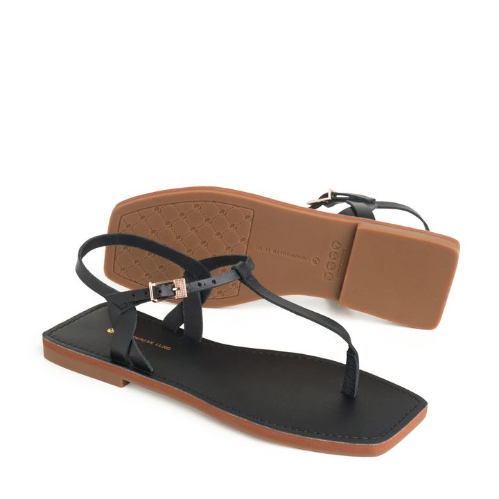 860.21_2-Rasteira-Sandalia-Preto-Tiras-Delicadas-e-Fivela-Ouro-1.jpg