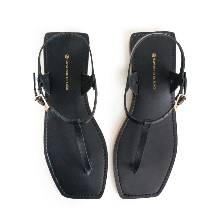 860.21_2-Rasteira-Sandalia-Preto-Tiras-Delicadas-e-Fivela-Ouro-4.jpg