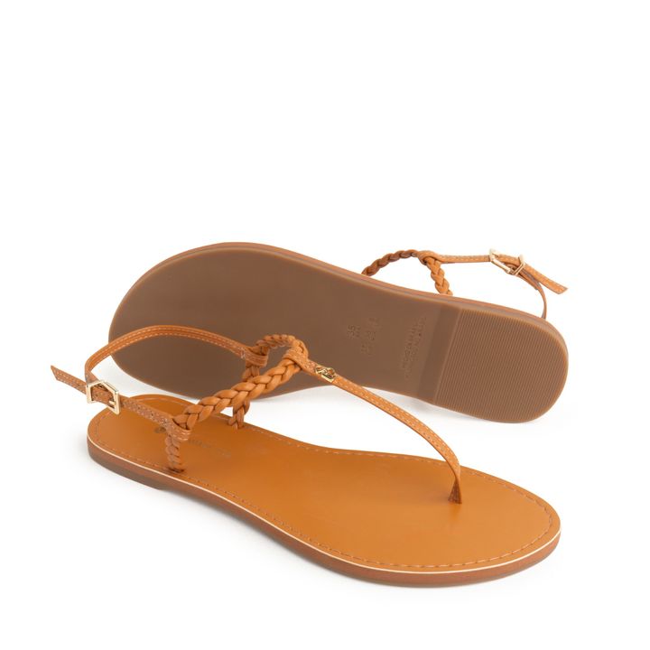 10040.22_2-Rasteira-Sandalia-Nude-Almond-com-Tiras-Finas-Trancadas-e-Bico-Redondo-1.jpg