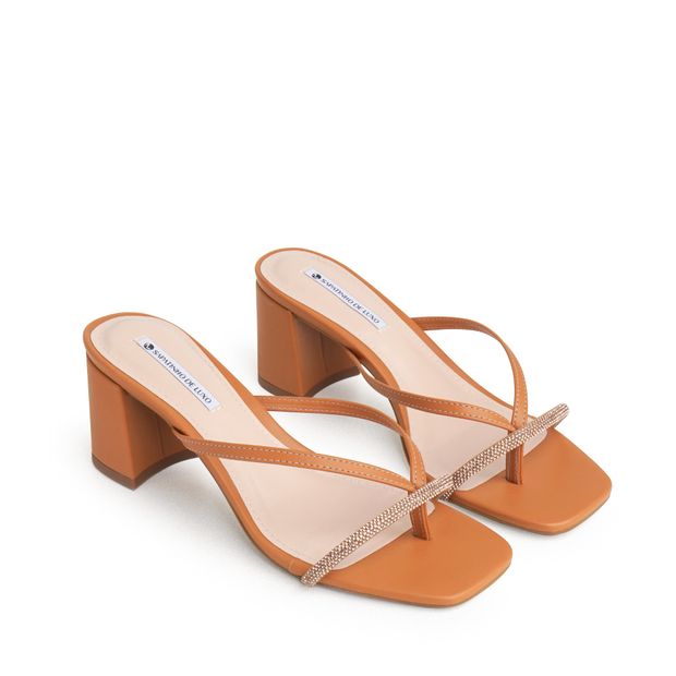 3060.58_7-Tamanco-Nude-Almond-Salto-Bloco-Medio-Tira-Dedo-Strass-Brilho-0.jpg