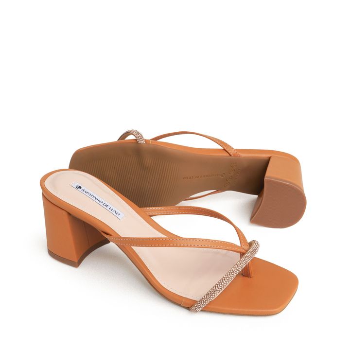 3060.58_7-Tamanco-Nude-Almond-Salto-Bloco-Medio-Tira-Dedo-Strass-Brilho-1.jpg
