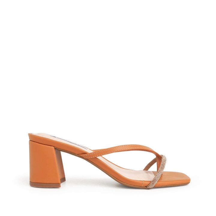 3060.58_7-Tamanco-Nude-Almond-Salto-Bloco-Medio-Tira-Dedo-Strass-Brilho-2.jpg