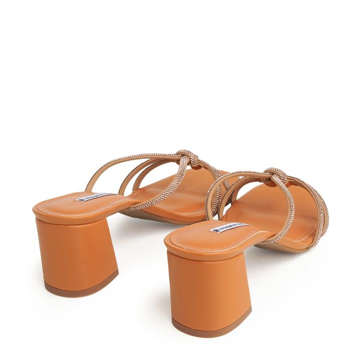 3060.69_2-Tamanco-Nude-Almond-Salto-Bloco-e-Tira-No-Central-com-Brilho-3