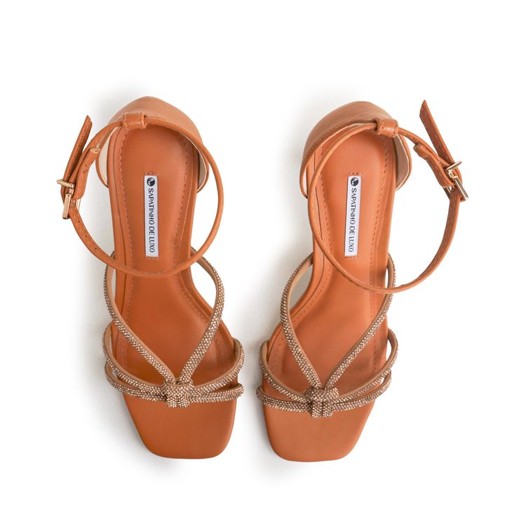 9310.01_2-Sandalia-Nude-Almond-Salto-Fino-e-Tira-No-Central-com-Brilho-4