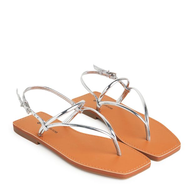 860.28_2-Rasteira-Sandalia-Nude-Almond-com-Tiras-Finas-Prata-Metalizado-0