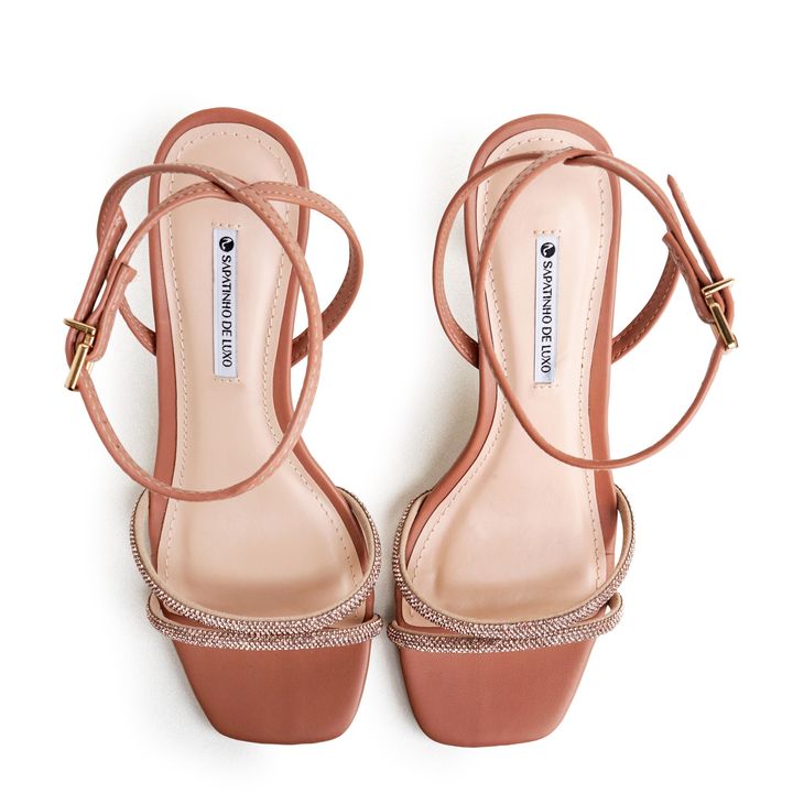 1490.57_4-Sandalia-Nude-Mocha-Tira-com-Salto-Taca-e-Enfeite-Cristal-4