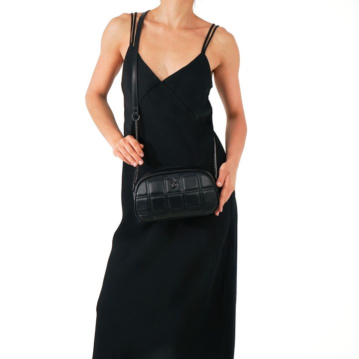 CATTAFI_1-Bolsa-Tiracolo-Floater-Preto-com-Costura-Matelasse-Alca-Corrente-Transversal-5