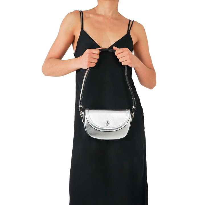 ROMETTA_4-Bolsa-Clutch-Napa-Metalizado-Prata-e-Alca-Transversal-5