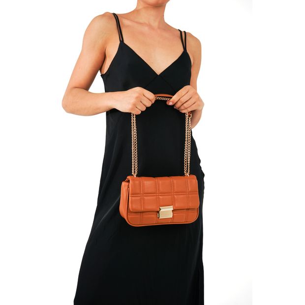 BALLO_2-Bolsa-Clutch-Napa-Nude-Almond-detalhe-Matelasse-e-Alca-Corrente-Transversal-5