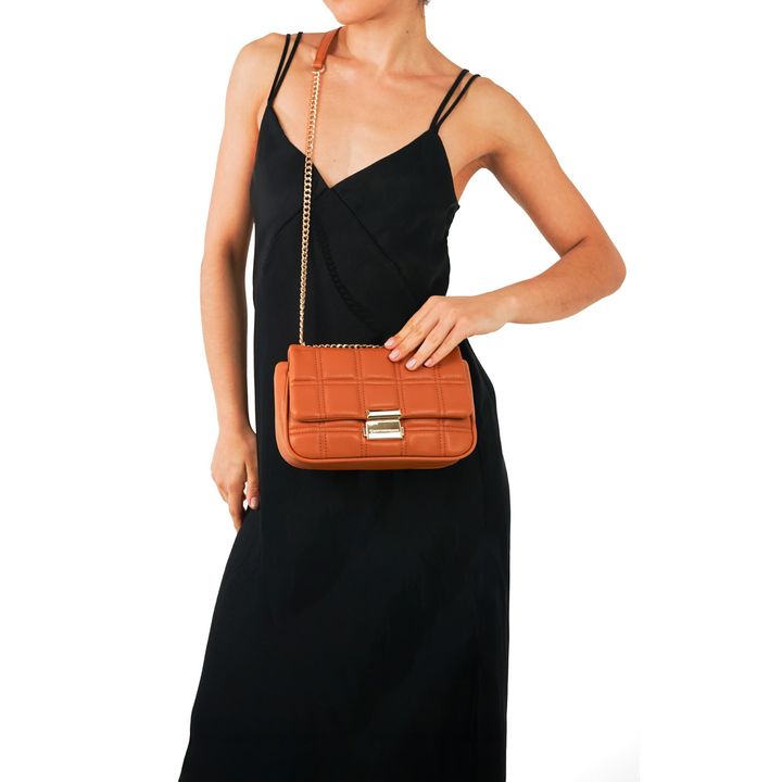 BALLO_2-Bolsa-Clutch-Napa-Nude-Almond-detalhe-Matelasse-e-Alca-Corrente-Transversal-6
