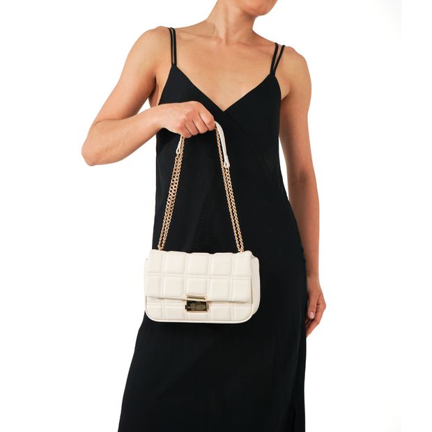 BALLO_3-Bolsa-Clutch-Napa-Off-White-detalhe-Matelasse-e-Alca-Corrente-Transversal-5