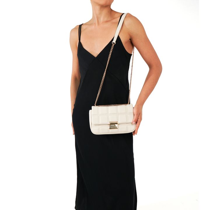 BALLO_3-Bolsa-Clutch-Napa-Off-White-detalhe-Matelasse-e-Alca-Corrente-Transversal-6