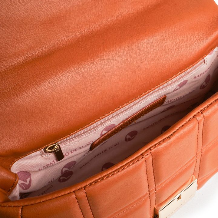 BALLO_2-Bolsa-Clutch-Napa-Nude-Almond-detalhe-Matelasse-e-Alca-Corrente-Transversal-3